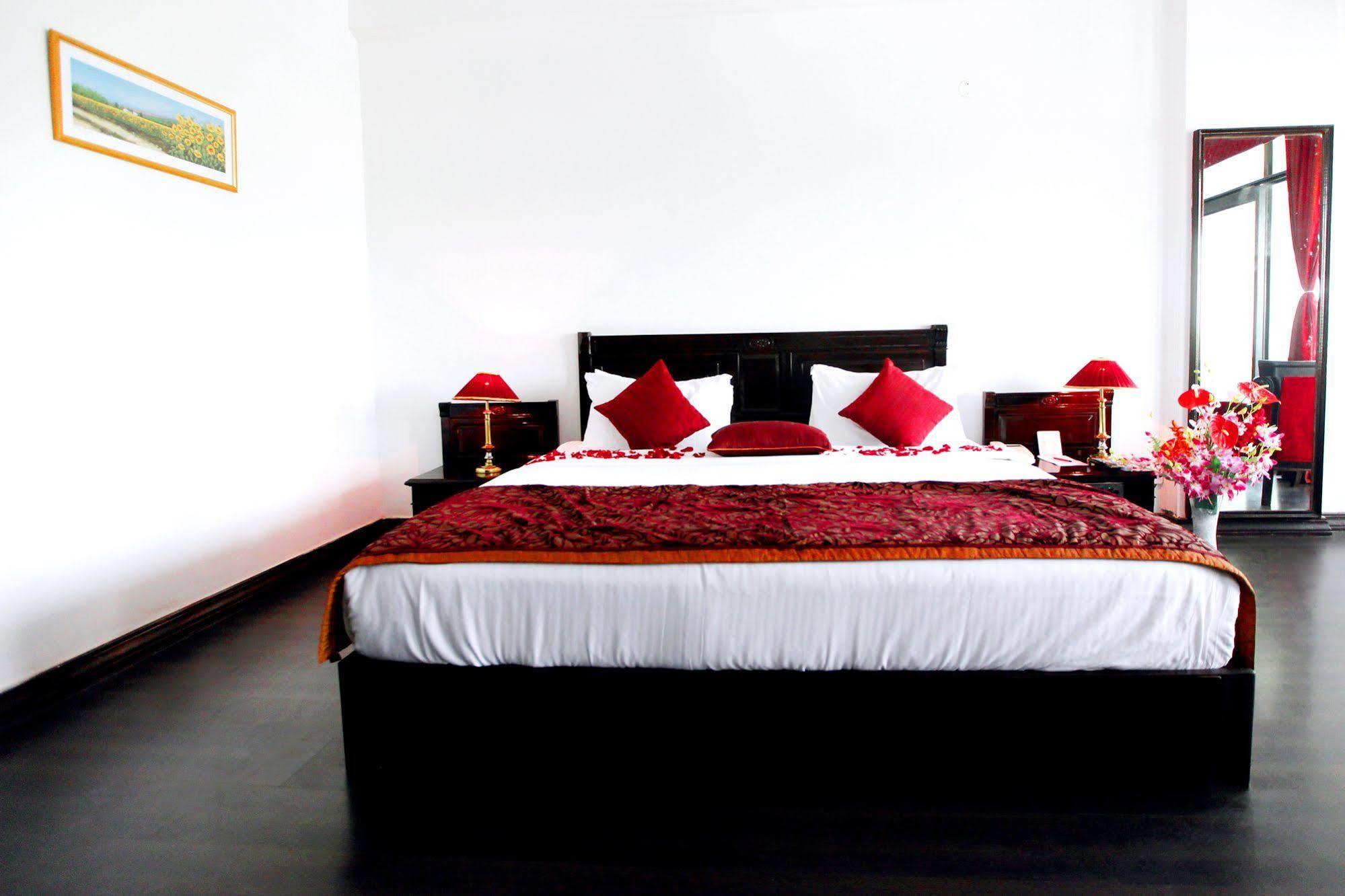 Kc Cross Road Hotel Panchkula Esterno foto