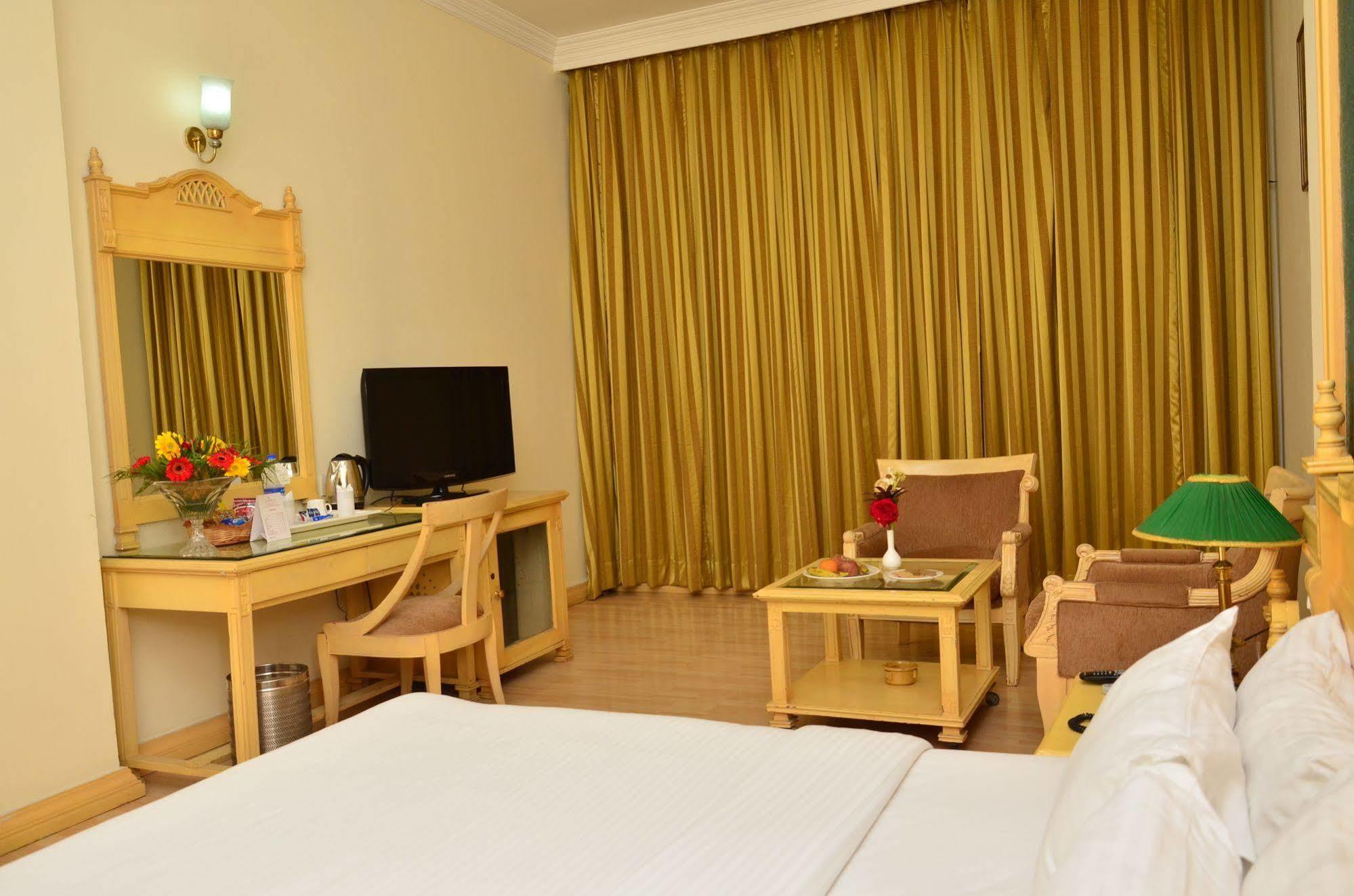 Kc Cross Road Hotel Panchkula Esterno foto