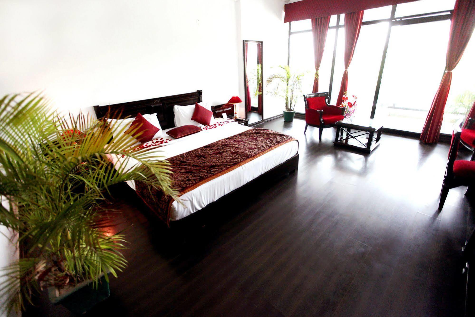 Kc Cross Road Hotel Panchkula Esterno foto