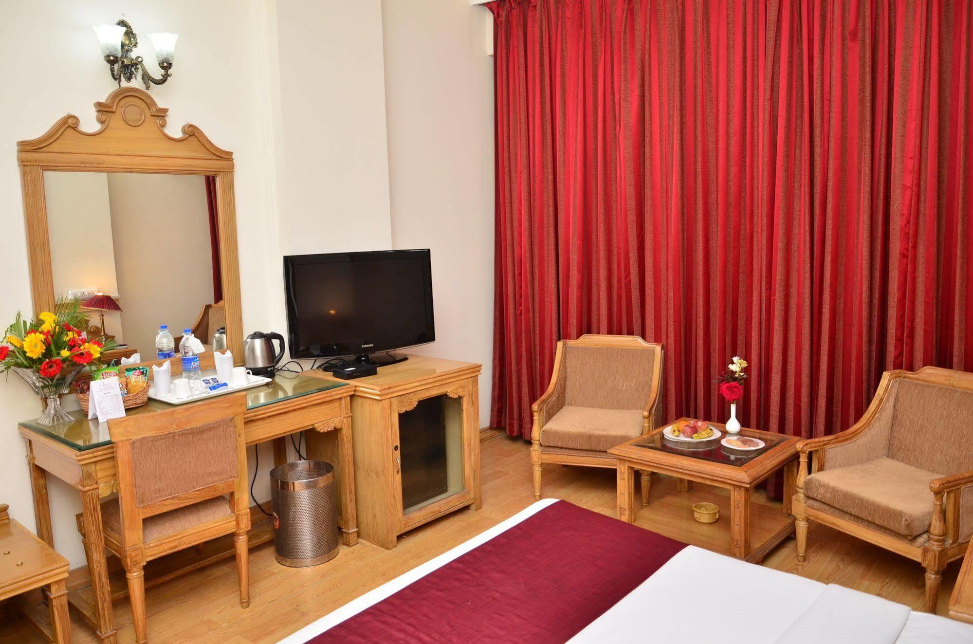 Kc Cross Road Hotel Panchkula Esterno foto