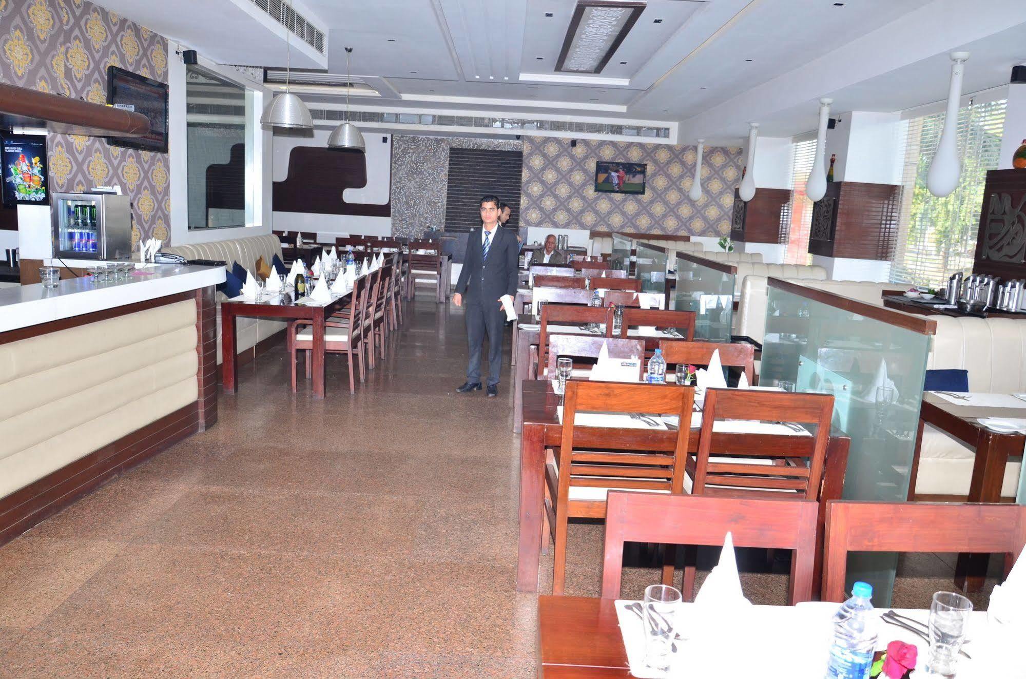 Kc Cross Road Hotel Panchkula Esterno foto