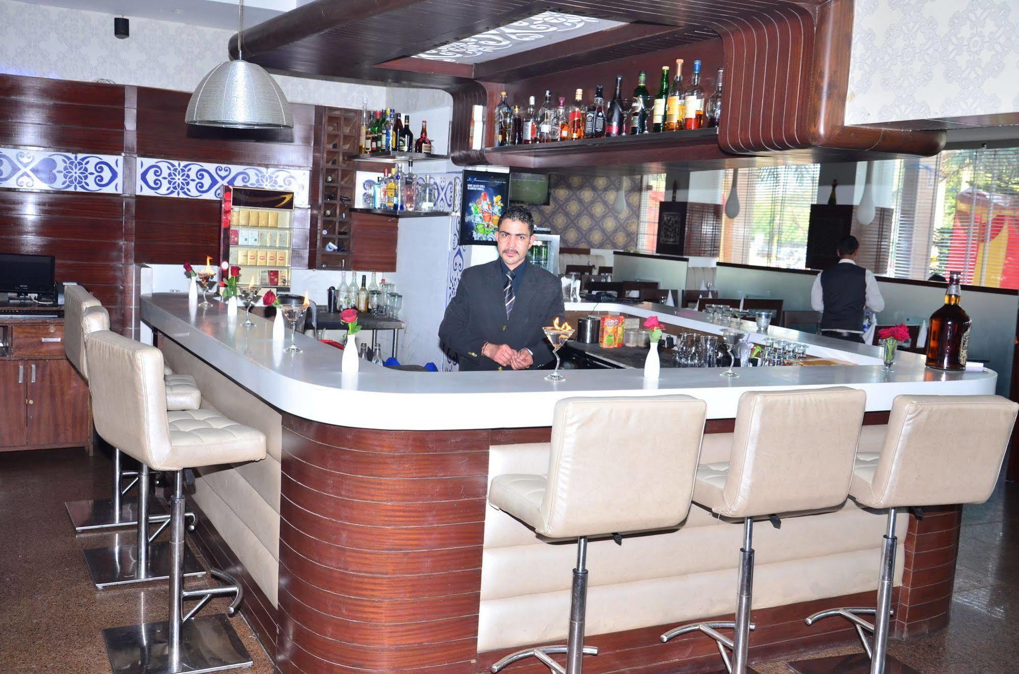 Kc Cross Road Hotel Panchkula Esterno foto