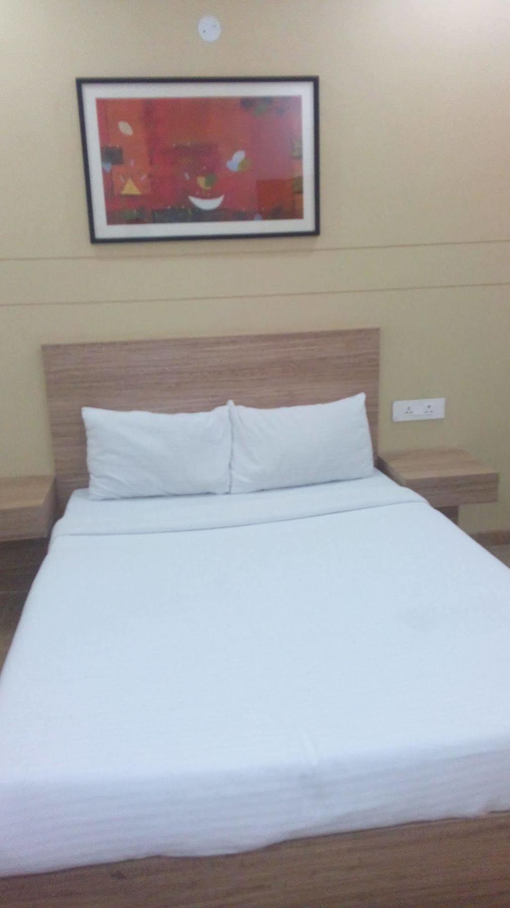 Kc Cross Road Hotel Panchkula Esterno foto